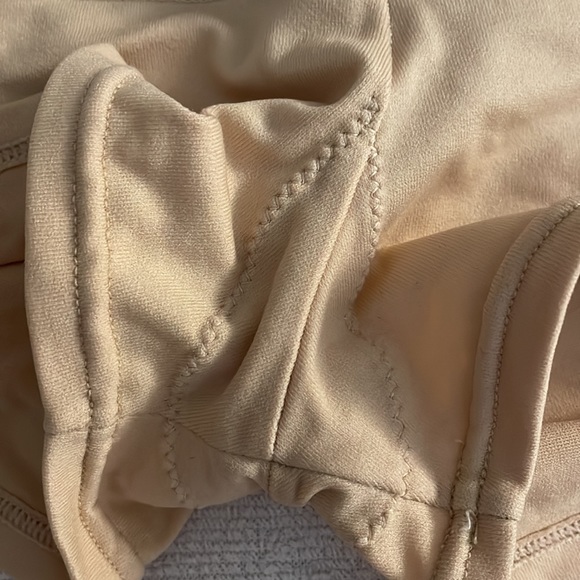 NWOT Flexees hi waist boy short leg size medium. Soft fabric. Skin tone colour. - Picture 3 of 7